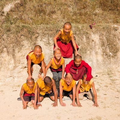 enfants pyramide Népal